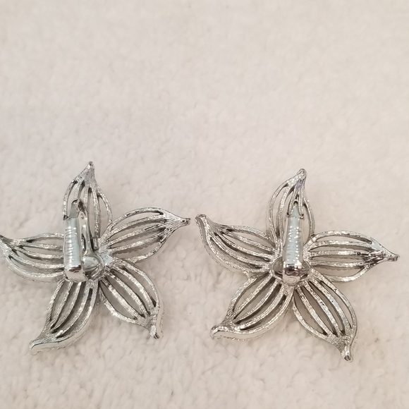 Elegant Silver and Pearl Flower Earrings - Picture 2 of 3